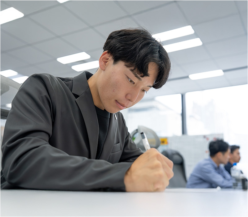 社内定期テストによる知識の定着とアップデート