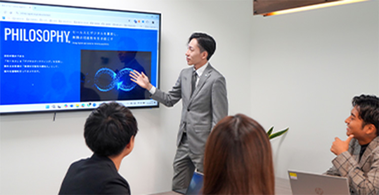 広告運用チームで戦略会議（配信後）